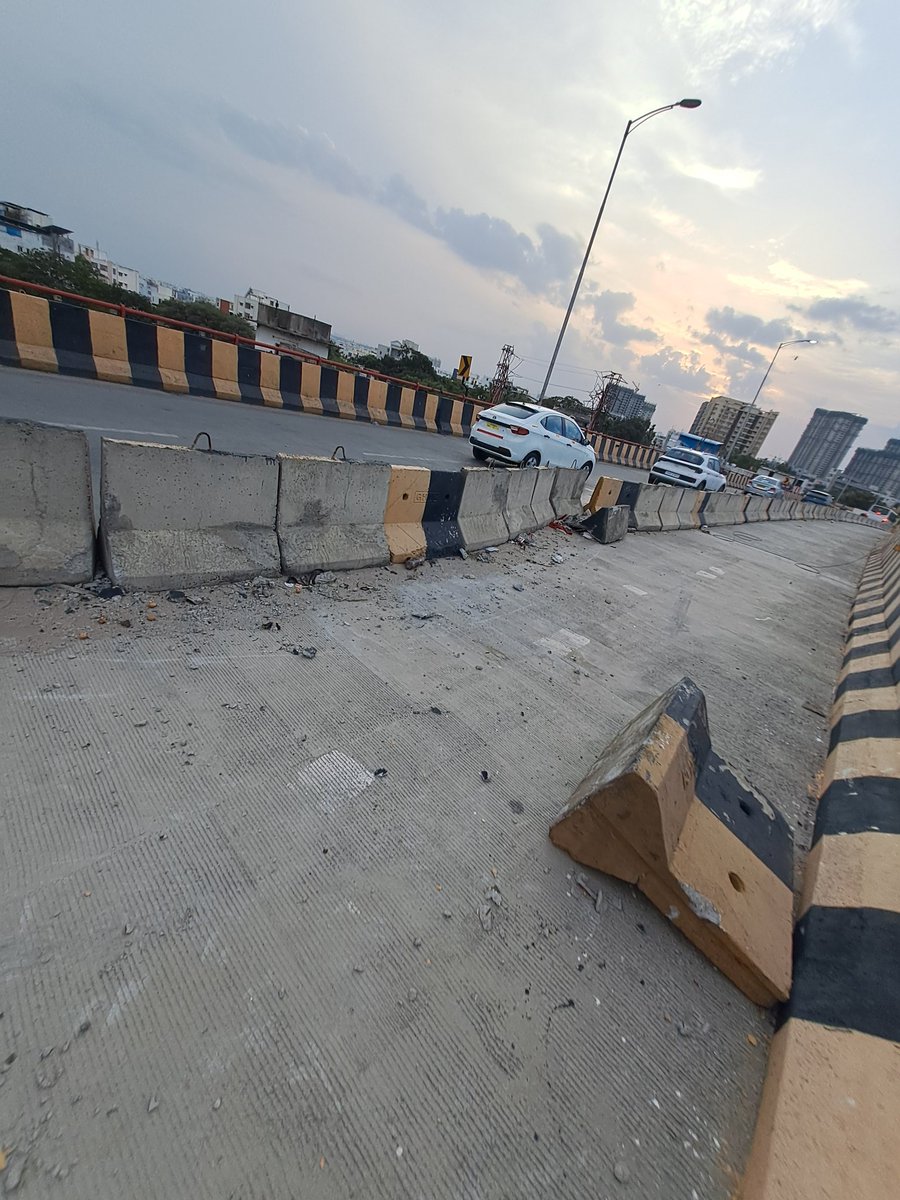 RamforReforms's tweet photo. @DC_LBNagar @MKJTRAFFIC @HYDTP @@LbnagarTrPS @ZC_LBNagar improper barricades alignment at LB Nagar flyover towards kothapet, alignment is horrible due to recurring accidents kindly please realign them immediately.
#GoGreenUp #accidents https://t.co/yaguVY87Hy