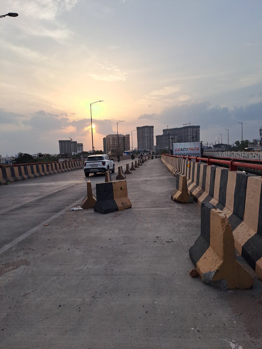 RamforReforms's tweet photo. @DC_LBNagar @MKJTRAFFIC @HYDTP @@LbnagarTrPS @ZC_LBNagar improper barricades alignment at LB Nagar flyover towards kothapet, alignment is horrible due to recurring accidents kindly please realign them immediately.
#GoGreenUp #accidents https://t.co/yaguVY87Hy