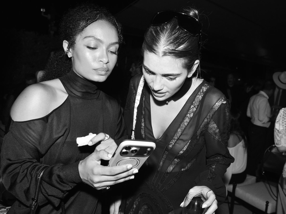 Fendi's tweet photo. Candid moments in the garden captured by Rino Barillari following the presentation of FENDI Fall/Winter 2026-2027

©️ Rino Barillari https://t.co/1kc0am66Nu