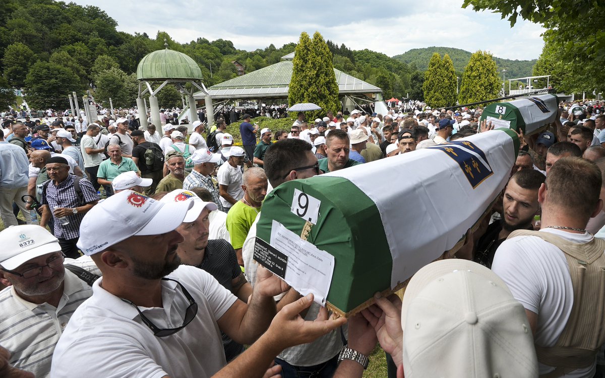 ConflictTR's tweet photo. Bosna Hersek, Srebrenitsa'da, 1995'te yapılan soykırımda katledilen 10 kurbanın cenazesi, Potoçari Anıt Mezarlığı'nda toprağa verildi. https://t.co/MFBGqar2vM