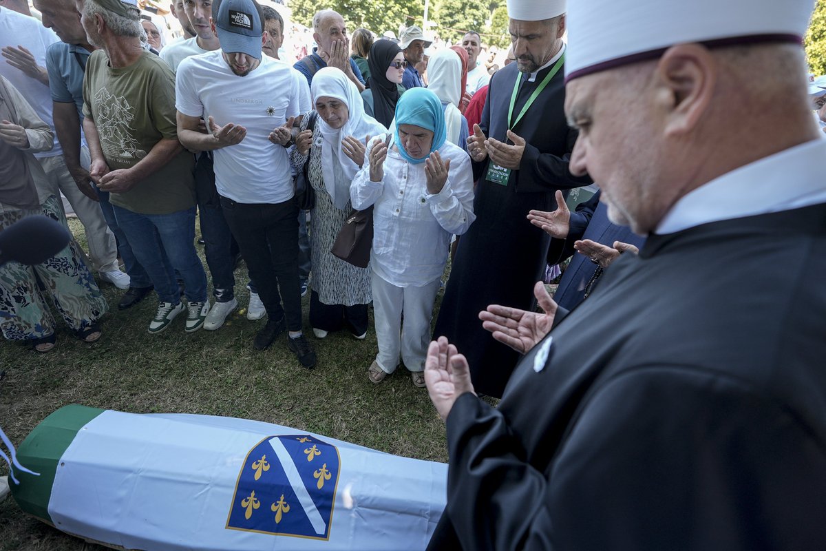 ConflictTR's tweet photo. Bosna Hersek, Srebrenitsa'da, 1995'te yapılan soykırımda katledilen 10 kurbanın cenazesi, Potoçari Anıt Mezarlığı'nda toprağa verildi. https://t.co/MFBGqar2vM