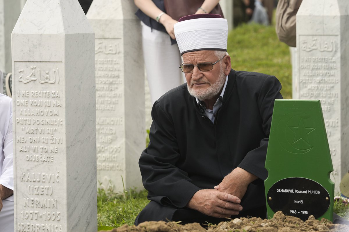 ConflictTR's tweet photo. Bosna Hersek, Srebrenitsa'da, 1995'te yapılan soykırımda katledilen 10 kurbanın cenazesi, Potoçari Anıt Mezarlığı'nda toprağa verildi. https://t.co/MFBGqar2vM