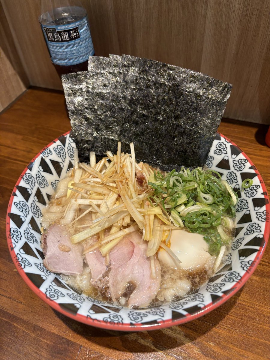 analyst198309's tweet photo. #上大岡
#いんなみ家
背脂ラーメン(赤玉)
すっきりしてるけど旨みと深みがある
ただの背脂が浮いた醤油ラーメンとは全く違います
美味い😋
チャーシュー丼の上に背脂乗せて、
背徳せあぶライス🍚いっちゃいました
超美味かった〜 https://t.co/gNEkah8kRS
