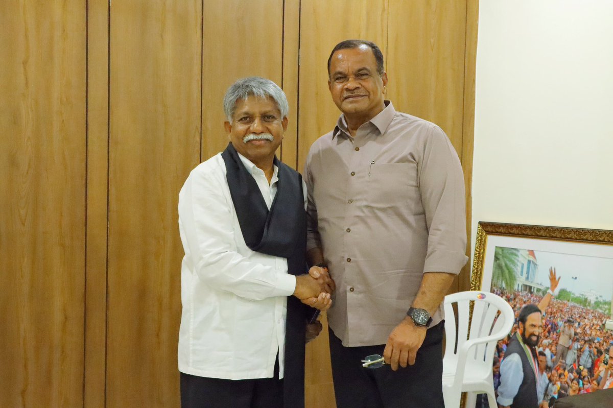 KomatireddyKVR's tweet photo. ఎమ్మార్పీఎస్ వ్యవస్థాపక అధ్యక్షులు
 శ్రీ మందకృష్ణ మాదిగ గారు నేడు మర్యాదపూర్వకంగా కలిశారు. https://t.co/kXHYDEgxMp