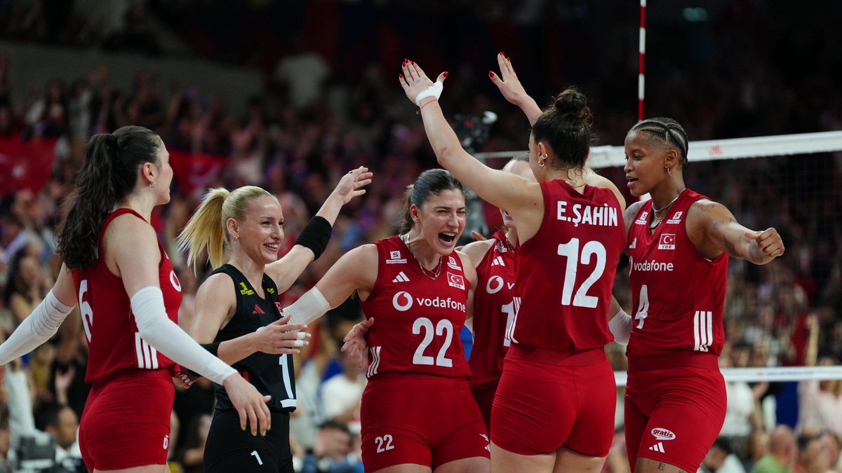 GSVoleybol1905's tweet photo. 💪 VNL 2026’DA FİNAL ETABINDAYIZ! 🤍❤️ #FileninSultanları https://t.co/exf6svfB1H
