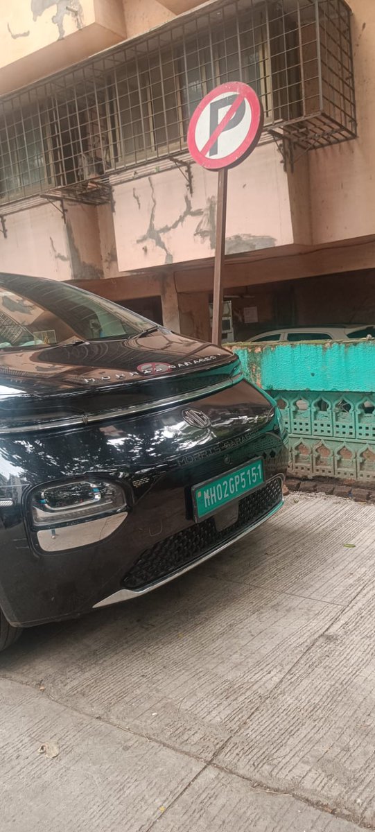 INCsanjeevsingh's tweet photo. @MTPHereToHelp , this vehicle is parked on teligali cross road , oppp. Dev deveshwar apt., Andheri east and broken no parking board , please take appropriate action https://t.co/nIlfr49ZSv