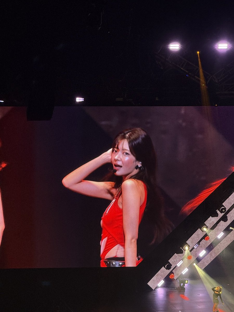 beHYOtifulBoA's tweet photo. ANG GANDA NI LIA SO MUCH!!! 
#ITZYinManila #ITZY_TUNNELVISION_MANILA https://t.co/qovq2G5uKG
