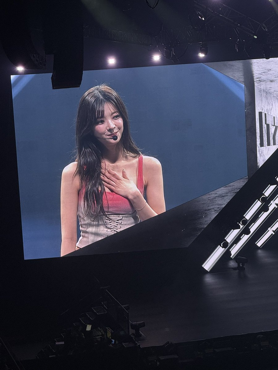 beHYOtifulBoA's tweet photo. ANG GANDA NI LIA SO MUCH!!! 
#ITZYinManila #ITZY_TUNNELVISION_MANILA https://t.co/qovq2G5uKG