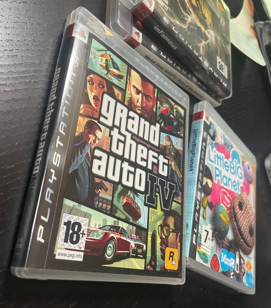 Valux97's tweet photo. Petit post en ces temps "physique" pour rappeler qu’aucune jaquette ne s’assoit à la table des jaquettes PS3 avant le rebranding de #PlayStation https://t.co/pm4tKacUZw