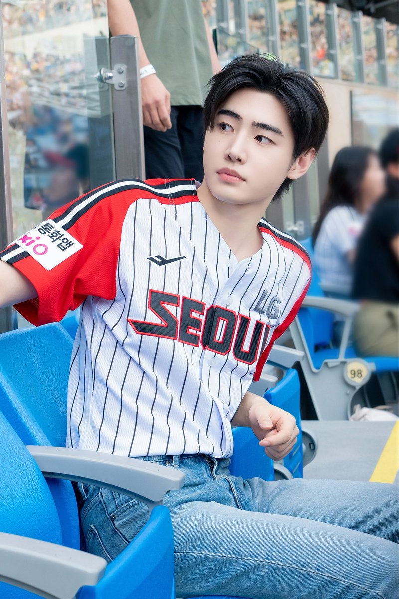 rhnkie's tweet photo. omo how is he real https://t.co/vkC0X5G7rs