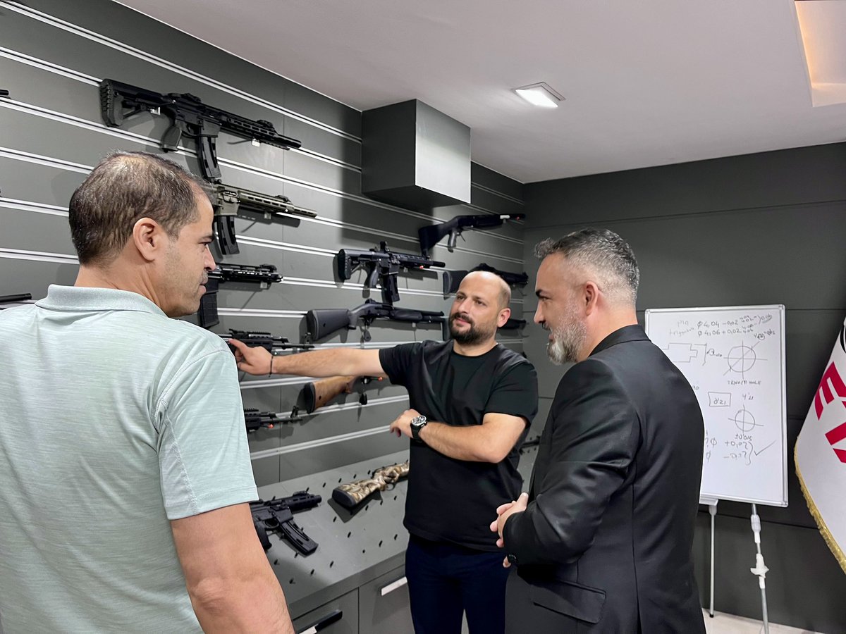 ulusder's tweet photo. 📍 Konya | RETAY ARMS

ULUSDER olarak, Malatya’da hayata geçirmeyi planladığımız savunma sanayisi yatırımlarımız kapsamında, Türkiye’nin önde gelen ateşli silah üreticilerinden RETAY ARMS’ı ziyaret ederek üretim tesislerini yerinde inceledik.

Yarı otomatik av tüfekleri, pompalı tüfekler, yivli tüfekler, tabancalar ve havalı tüfek üretiminde kullanılan ileri üretim teknolojileri, Ar-Ge altyapısı, kalite kontrol süreçleri ve modern üretim kabiliyetleri hakkında kapsamlı bilgi alma fırsatı bulduk. Bu teknik inceleme, Malatya’da kurulması planlanan savunma sanayisi yatırımlarımız açısından önemli bir deneyim ve bilgi paylaşımı süreci oldu.

ULUSDER olarak hedefimiz; yüksek teknolojiye dayalı, katma değer üreten ve ülkemizin yerli savunma sanayisine güç katacak yatırımları Malatya’mıza kazandırmaktır.

#ULUSDER #ULUSSAN #ÖzcanPolat #SavunmaSanayii #RetayArms #Konya #Malatya #YerliVeMilli #MilliTeknolojiHamlesi #SilahSanayii #Üretim #ArGe #Teknoloji #Yatırım #GüçlüTürkiye