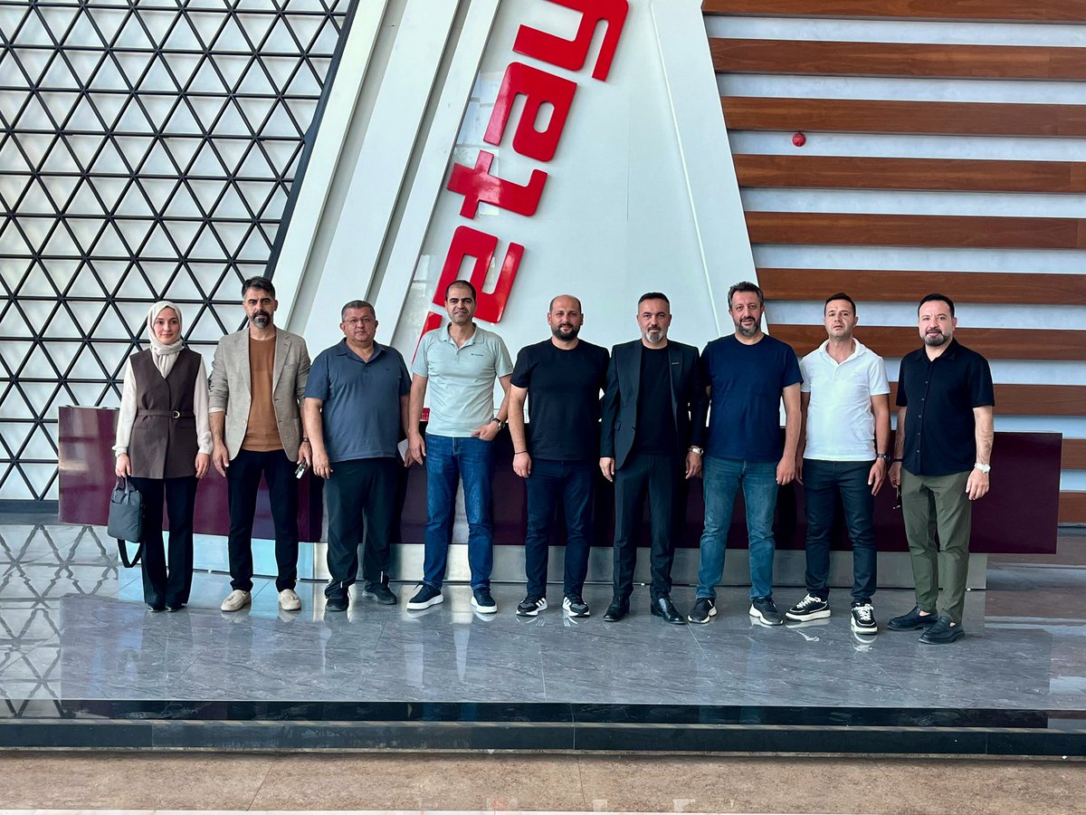 ulusder's tweet photo. 📍 Konya | RETAY ARMS

ULUSDER olarak, Malatya’da hayata geçirmeyi planladığımız savunma sanayisi yatırımlarımız kapsamında, Türkiye’nin önde gelen ateşli silah üreticilerinden RETAY ARMS’ı ziyaret ederek üretim tesislerini yerinde inceledik.

Yarı otomatik av tüfekleri, pompalı tüfekler, yivli tüfekler, tabancalar ve havalı tüfek üretiminde kullanılan ileri üretim teknolojileri, Ar-Ge altyapısı, kalite kontrol süreçleri ve modern üretim kabiliyetleri hakkında kapsamlı bilgi alma fırsatı bulduk. Bu teknik inceleme, Malatya’da kurulması planlanan savunma sanayisi yatırımlarımız açısından önemli bir deneyim ve bilgi paylaşımı süreci oldu.

ULUSDER olarak hedefimiz; yüksek teknolojiye dayalı, katma değer üreten ve ülkemizin yerli savunma sanayisine güç katacak yatırımları Malatya’mıza kazandırmaktır.

#ULUSDER #ULUSSAN #ÖzcanPolat #SavunmaSanayii #RetayArms #Konya #Malatya #YerliVeMilli #MilliTeknolojiHamlesi #SilahSanayii #Üretim #ArGe #Teknoloji #Yatırım #GüçlüTürkiye