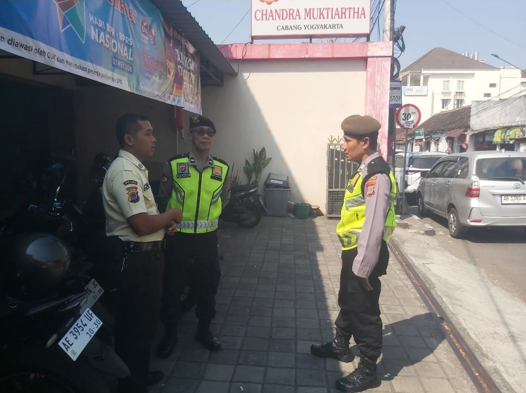 Humaspolse71553's tweet photo. Polsek Ngampilan Polresta Yogyakarta tingkatkan patroli pada objek vital pada libur akhir pekan.Sabtu,11/07/2026.

Dalam rangka mengantisipasi adanya gangguan Kamtibmas pada libur akhir pekan personel Unit Patroli Samapta Polsek Ngampilan Polresta Yogyakarta yang dipimpin https://t.co/FIkkOhWshU