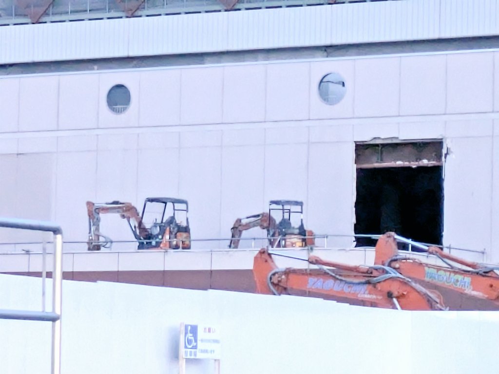 hmc8002's tweet photo. イトーヨーカドー安城店の解体
北側2階に作られた四角い穴はミニ重機用の通路だったのか https://t.co/UdbIwnCkeR