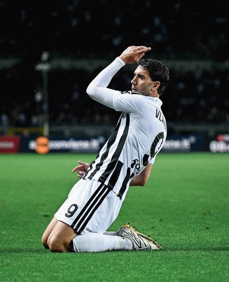 ForzaJuveET's tweet photo. 🚨💣 ALERTE : Dusan Vlahović aurait réduit ses exigences et voit son avenir à la Juventus ! 👀🇷🇸

L’attaquant serbe n’a pas vider son casier à la Continassa, alors que Massara et Carnevali aurait ouvert des discussions pour une prolongation de contrat !✍🏻⚫️⚪️

@tuttosport https://t.co/MRSozRUtAb