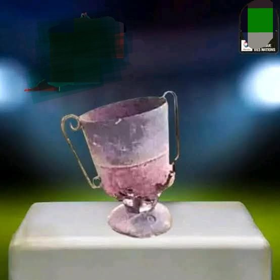 EnarjisT's tweet photo. بعدما منح السيسي كأس الجدارة للمنتخب المصري بعد عودته من المنديال مهزوم ومدلول منحنية الرأس الفيفا بدورها تمنحه كأس الضحك والجهل والتخلف https://t.co/rN6uuYMLjY