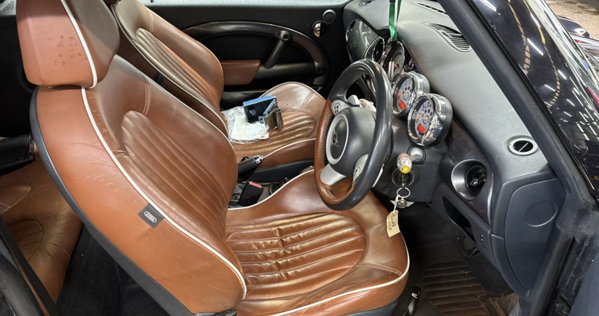 Londonmini1's tweet photo. The Cabriolet Kings Strike Again 
En Route to HQ
Mini Cooper
SideWalk Limited Edition 
Automatic 
Astro Black Metallic 
Full Lounge Leather Trim
Power Roof
Full Details:https://t.co/djUGy9CUwL
#Mini
#Summer
#WeDeliver
#TheBestMinis https://t.co/AEchW4KRAo