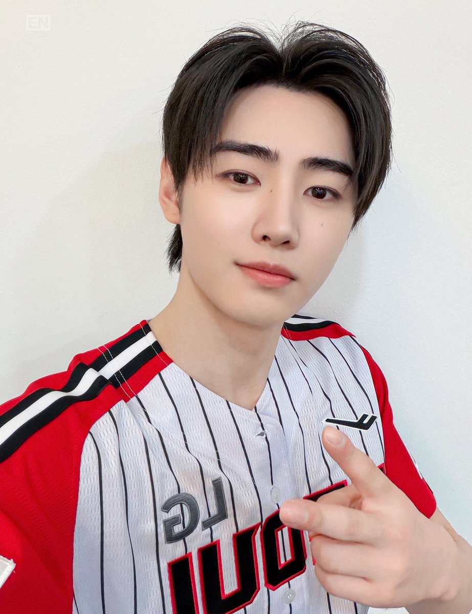 hooniebaekgu's tweet photo. Hoon selca from baseball pitch day 😘 #sunghoon https://t.co/Ye1hczUuJT