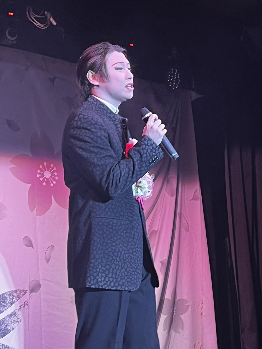 anzmk4's tweet photo. 2026.07.11
あだたら温泉♨️
ホテルパラダイスヒルズ
 #大衆演劇
 #パラヒル
 #滝乃屋劇団 
 #實川輝那座長
曲は流れてるけど出て来ない？
誰だろ？と思ったら
まさかの座長の生歌‼️😳
めちゃくちゃ歌上手い🥹 https://t.co/2PrFu1TplU