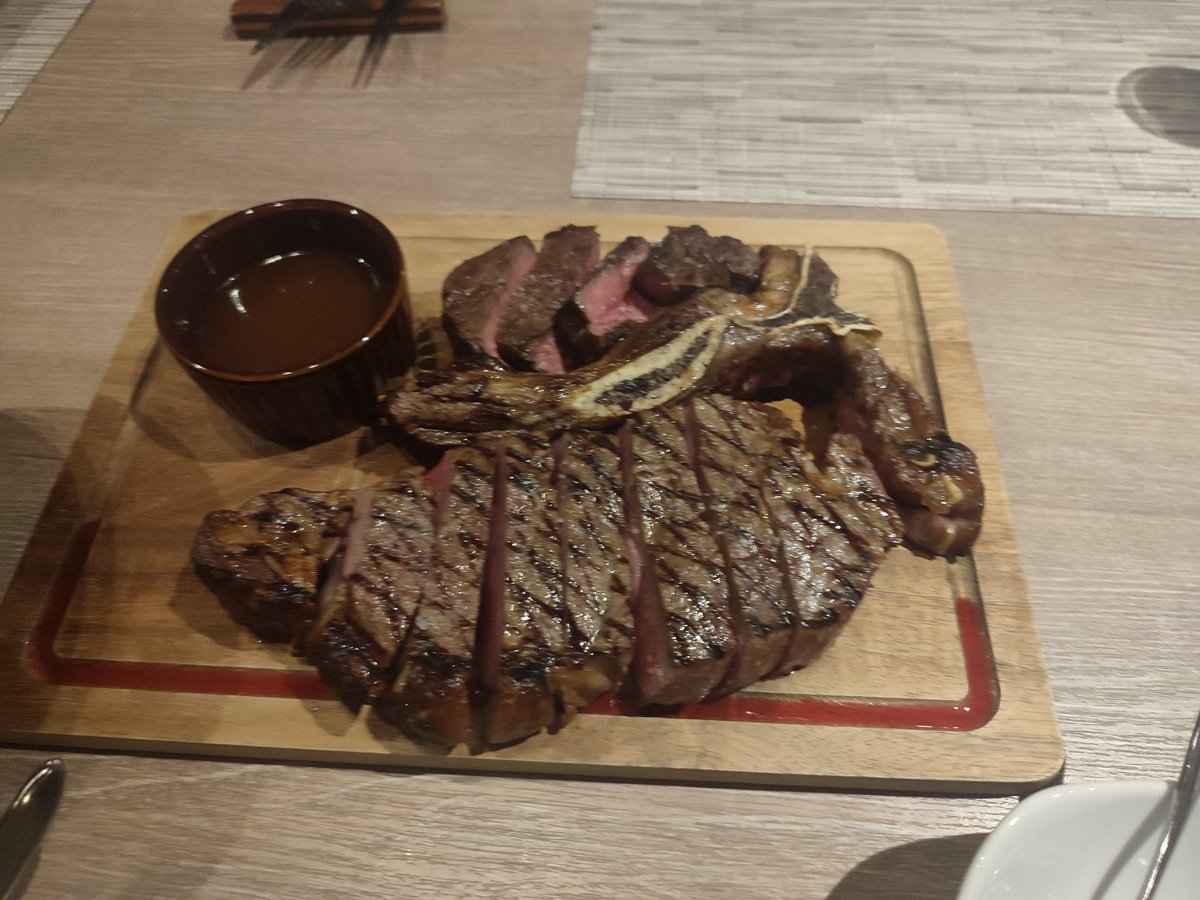 kuroda_corno's tweet photo. 会社の暑気払い
メインはTボーンステーキ！
写真の肉を３人で分けました😊
満腹！！！
明日から頑張ります！ https://t.co/0ljPYzyCB2