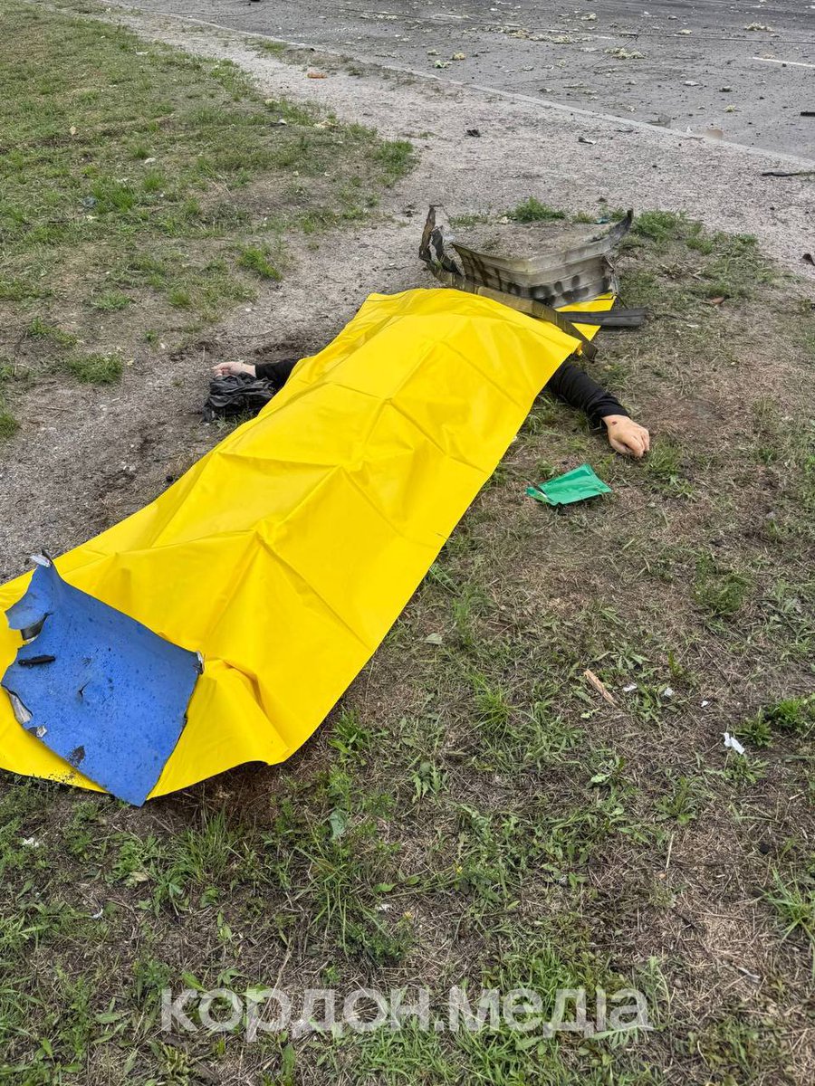 BohuslavskaKate's tweet photo. 4 people were killed after 3 Russian glide bombs struck Sumy‼️

​Russians targeted civilian infrastructure in the city's Zarichnyi district. 7 other people were injured and have been hospitalized.

Bloody russian terrorists kill civilians every day! https://t.co/vusQsvlD9d