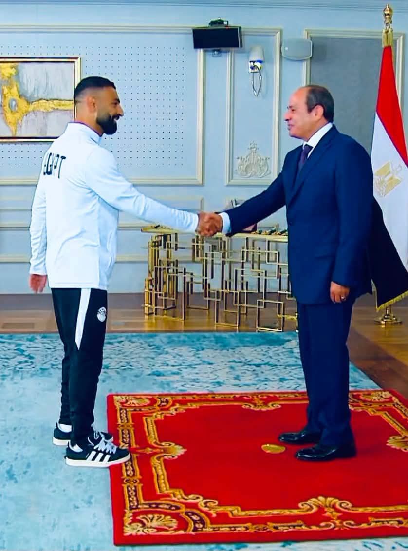 engazatmasr2020's tweet photo. الرئيس السيسي قال جملة حلوة اوى فى استقبال المنتخب..
قال مش معقول ١٢٠ مليون مصرى مفيهومش محمد صلاح كتير وشوبير كتير..
محتاجين بس (كشافين متجردين) يطلعوا المواهب والأبطال..
دة صميم الموضوع على فكرة
محتاجين ندور على المواهب اللى بجد.. بدون واسطة وبدون تحيز..
فيه ملايين الموهوبين فى مصر فى كل المجالات بس محتاجة اللى ينفض التراب من عليها ويظهرها
