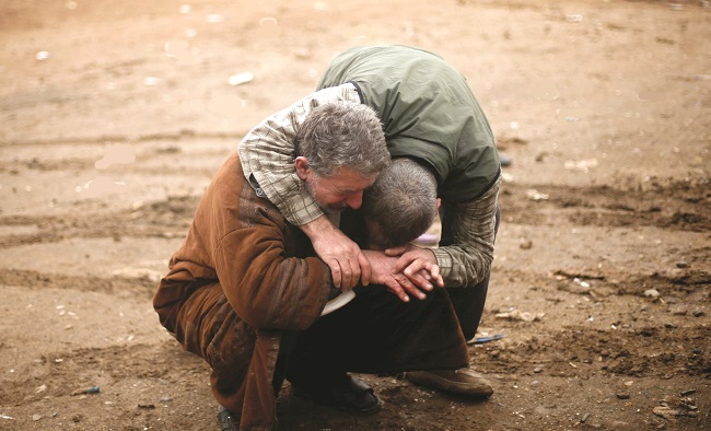 jamaliaat's tweet photo. "قالت العرب:
"ليس كل من يواسيك لا جرح عنده، ولا كل من يعطيك يملك أكثر منك!".
الإيثار ليس إيثار متاع ومال فحسب، فقد يشاطرك أحدهم آخر زاده من الصبر، ويهبك ما تبقى في قلبه من أمل، ويقتسم معك آخر ابتسامة قبل أن ينفرد بحزن طويل ..
فأحسِن استقبال الودّ، فإنه ثمين" (م)

#جماليات https://t.co/IGjbuIRgSY