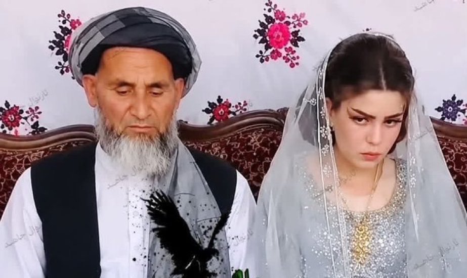 muzamil_45's tweet photo. یہ افغانستان ھے جہاں ایک اور پھول جیسی لڑکی کی زندگی پیسوں کے عوض ایک بوڑھے شخص کے حوالے کر دی گئی کوئی اپنی چھوٹی بیٹیاں روٹی کے بدلے بیچ رہا ھے یہ کیسا سماج اور کیسا نظام ہے جہاں انسانیت کا سودا سرِعام ہو رہا ہے؟ طالبان کا نام نہاد اسلامی نظام صرف طاقت کے زور پر کمزوروں، خاص کر خواتین کا استحصال کرنا ہی سکھاتا ہے اس سے بڑی درندگی اور کیا ہو سکتی ہے