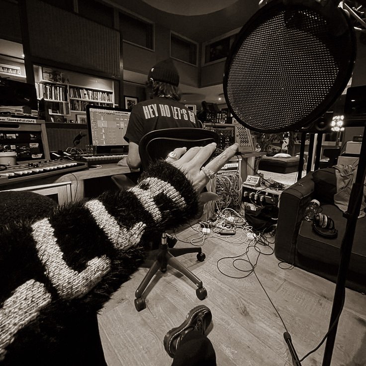 twozhearts's tweet photo. ⠀ ⠀⠀ ⠀⠀
⠀ ⠀⠀𓂃✦ Working late cause I'm a singer. https://t.co/KDQxolNA8J