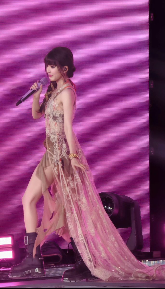 Theyin_co's tweet photo. Outfit Look No 9
"Just when we thought the fashion show was over, she drops Look 9! ๐โจ Zhao Lusi keeps on surprising us with endless beauty and perfection tonight. Truly a legendary night in Macau
#ZhaoLusi #RosyZhao #ConcertVibes #StageLook #GalaxyArena
#StayRomanticMacauD1 https://t.co/3bF3T5BUeM