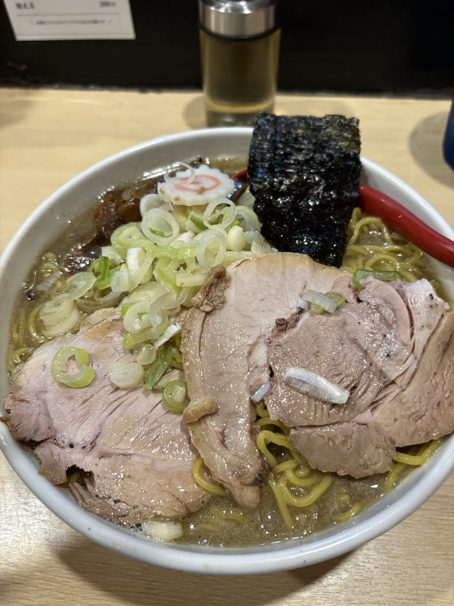 nikuwo_ramen's tweet photo. 麺や六等星✡調布市
海を感じるらーめん醤油

帆立
牡蠣
しじみ
煮干し
烏賊

色々入った分厚い濃厚スープ
長渕キックのようで🦵꜆꜄ ꜆꜄꜆
最 ＆ 高でした✡ ✡ ✡
ごちそうさまでした🙇‍♂️
店内BGMは #長渕剛とんぼ https://t.co/PmjHN19sIL
