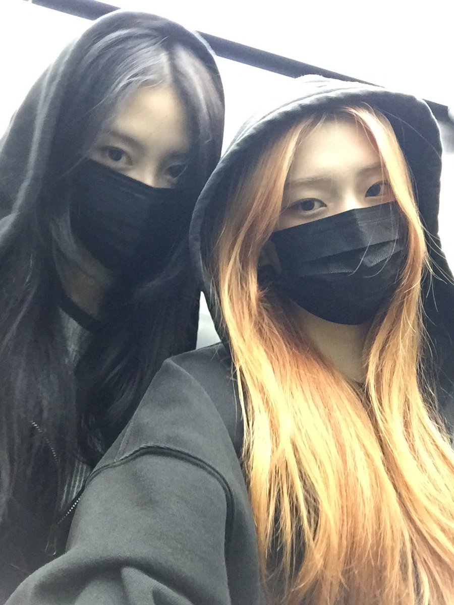pxznue's tweet photo. 예뽀니즈 셀카 꺅💓💓💓💓💓💓 https://t.co/dvugzwBiF1