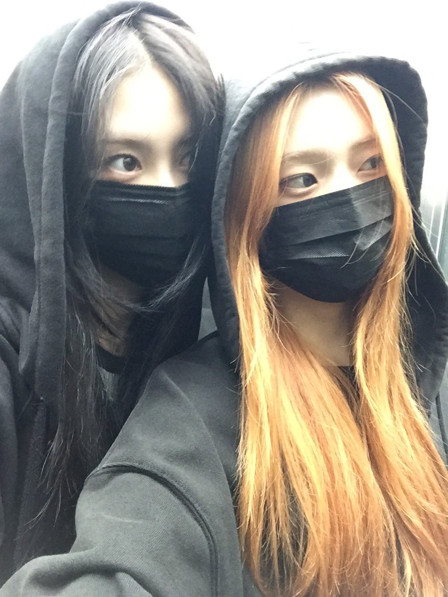 pxznue's tweet photo. 예뽀니즈 셀카 꺅💓💓💓💓💓💓 https://t.co/dvugzwBiF1