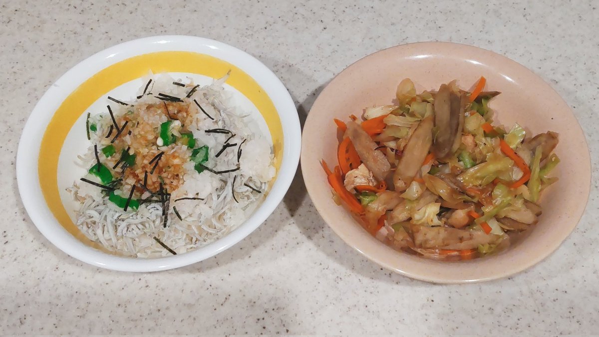 mahiro_mk's tweet photo. ＊しらす丼🐟️
＊野菜炒め

またしらす丼w
そして余った野菜で野菜炒め
あまり野菜消化したので 明日はお買い物にいかなければ🏃‍♀️

#おうちごはん
#料理好きな人と繋がりたい
#料理記録 https://t.co/gjZw9fnixu