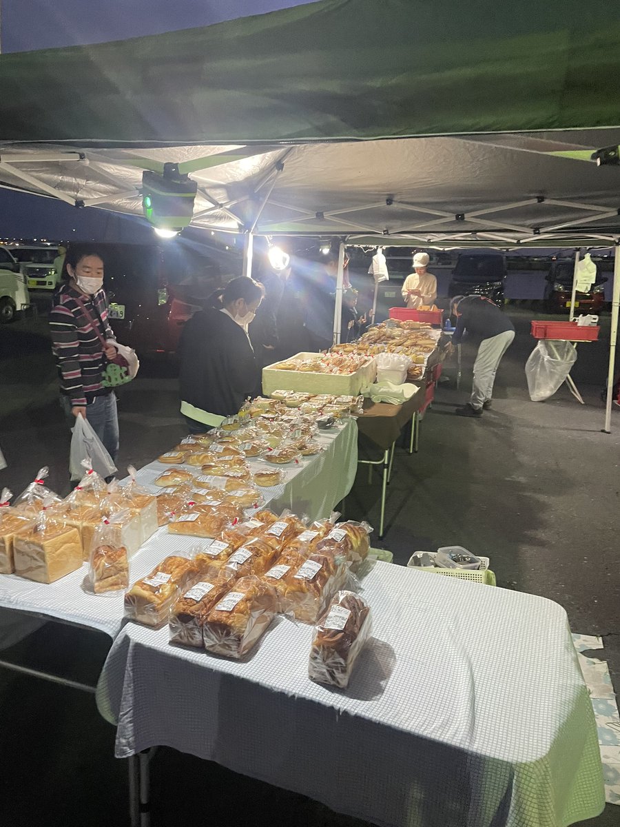ROUTE360VR's tweet photo. Japan's biggest morning market is a "Pop-Up City" that vanishes in hours! 🐟  Tatehana Ganpeki in Aomori appears only at Sunday dawn with 300+ stalls. Dive into the local "Noise of Life" &amp; street food chaos in 360° VR!  Watch: [https://t.co/wY2qZ3z9Jx] #360VR #JapanTravel https://t.co/VumzKPIYGg