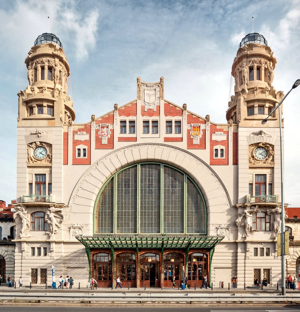 NouveauDeco's tweet photo. Prague's Art Nouveau main railway station was built between 1901 and 1909 and designed by the Czech architect Josef Fanta.

📸 Lynx1211 https://t.co/hKXP4VQ2rX