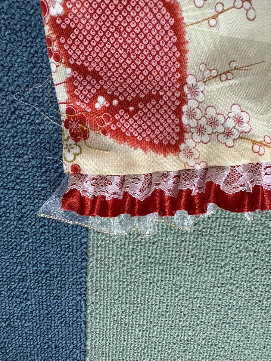 mitsuya_32819's tweet photo. 本日の進捗
白いスカートのフリル11枚中7枚切れた！
あと昨日地直しアイロンした布のフリル付けやった！
もうこの組み合わせ自体最高過ぎて一人でニコニコしてたw
完成が間に合ったらどっかで着るかも https://t.co/phprS1vGYP