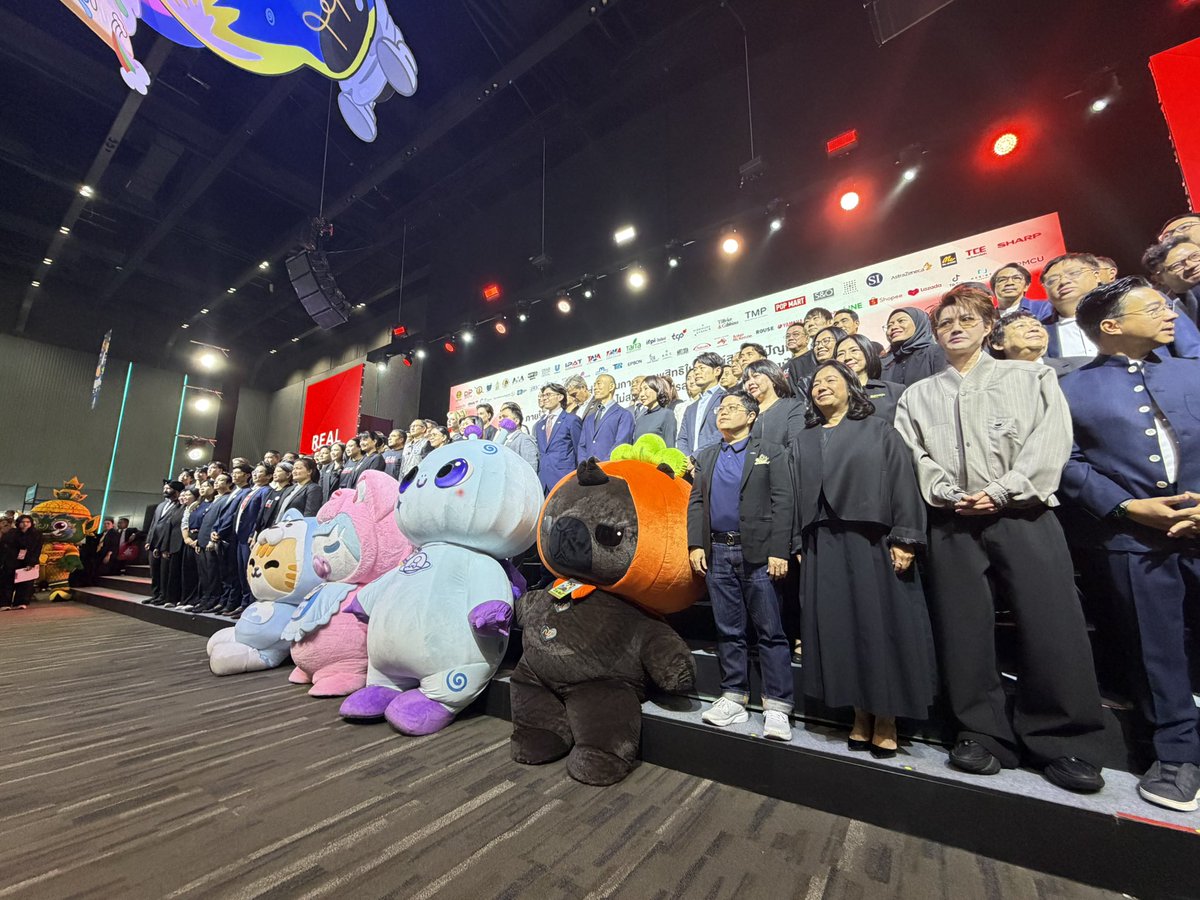 NongZon_Domundi's tweet photo. เลิกงานแย้ววว เยส!!
ขอขอบคุณงาน Thailand Character & Content Expo (TCEX) 2026 ✨ด้วยนะงับทิ่หั้ยพวกเราหลาน ๆ ดูมันดิ ด้ายร่วมงานทั้งสองวันเยยงับ สนุกมาดดด

ขอบคุณย่ายปาทุ้กกกกกคนทิ่มาหาเจ๋งและเพื่อน ๆ วันนิน้างับ ย่ายบางคนพึ่งมาเจอกันครั้งแรกเยยย🥺ต้องมาเจอกันอิกเยอะเย้อะเยยน้าาา เจ๋งแฮปปี้มาดเยยเหมือนด้ายเติมกัมจัยในการใช้ชีวิตอิกล้านปี!!😚 รักทุ้กคนนะงับ ไว้คราวหน้ามาเจอกันอิกน้าา เจ๋งจาไปเล่นด้วยหมดเยยยย🫶🏻❤️

Recap “แก๊งฟ้ารักพ่อ” ออกงานพร้อมกัน
🦖🍼พิ่รักดี้น้า นอนเย้อะเยอะเยยวันนิดื้อ2/10 พิ่ขอโทดทำดี้ล้ แต่ต้นเหตุคือจุ๊ก👉🏻
👽🪐เอยิพลังล้นมาดดด เก่งง่ะ ขอบคุณพลังงานดี ๆ น้าา 
🖤🥕มะหยิ่งก้มะหยิ่งวุ้ย ขอโทดทิ่กระแทกแรง//นายทำเราก่องน้าเพื่อน
🐺🐱 เจ๋งตีลังการ้อยตาหลบชอบมาด ขอโทดย่ายทิ่ปลายเท้าแฝ่งไปโดนนะงับ 

โดยรวมแฮปปี้**ห้ามพุดเรื่องตด** เจ๋งมีพลังวิเศษน้าาแฟ่บแล้วป่องเยย เก่งมะงับ😝

🎁 ของขวัญทุกชิ้นทิ่ย่ายปาเอามาให้ขอบคุณมาก ๆ เยยนะง้บรักย่ายย่ายย่ายย่ายยย🎁

TCEX 2026 SIAM PARAGON
#SiamParagonxTCEXxหลานๆดูมันดิ
#BabyNongZon #ไข่เจ๋งซน