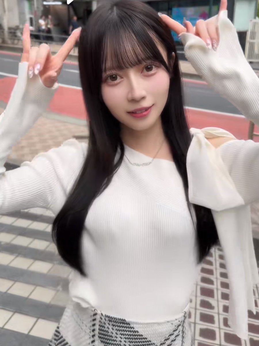 chaton_an's tweet photo. 水瀬さららﾁｬﾝ、本ッ当にいつも髪がサラサラで、隙のない美女すご...と思ってたら最近爆美女達がめっちゃいい！って言ってたこのシャンプー使っててガチで「縮毛した...?」ってくらい髪サラッサラになってえっぐい... https://t.co/swsbs5ZiTA