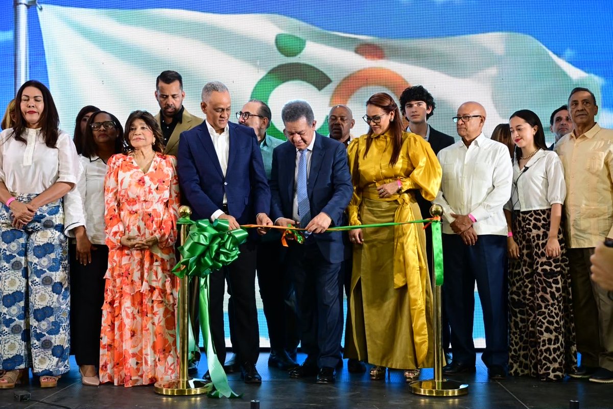 LeonelFernandez's tweet photo. Con gran satisfacción, inauguramos la Casa de Convergencia Ciudadana, un espacio vital donde la Fuerza del Pueblo se consolida como el verdadero intérprete de las aspiraciones de nuestro pueblo. Aquí, miles de ciudadanos que respaldan nuestro proyecto encontrarán un hogar para el diálogo y la acción. ¡Seguimos avanzando, construyendo el futuro que todos anhelamos! #FuerzaDelPueblo #ConvergenciaCiudadana