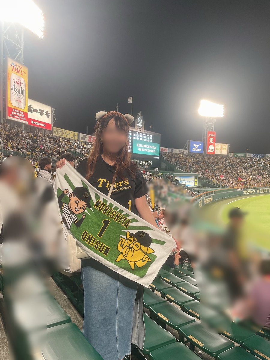 _tigers65's tweet photo. 現地からとらほー！！！どうなるかと思ったけど良かった。森下翔太選手ありがとうございます。森下Tシャツ✌️💙🤍昨日は現地だったけど負けたから今日は六甲おろし歌えて嬉しかったです🐅 https://t.co/nNcdNHXm1t