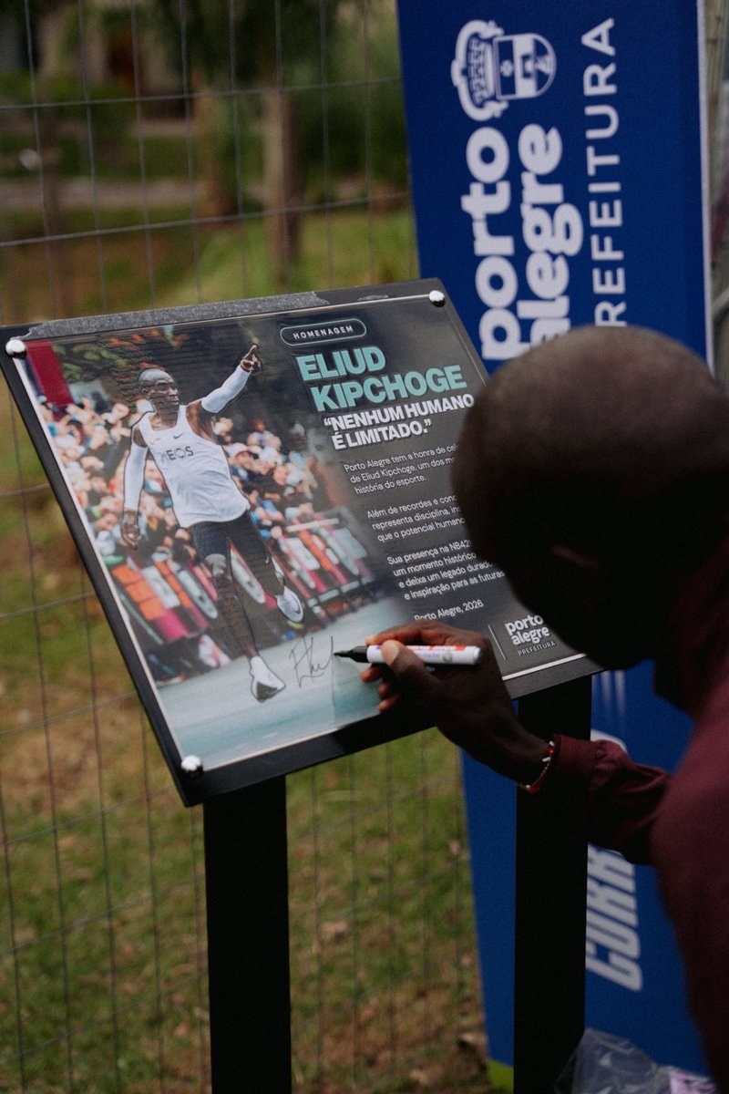 dsmfrunningteam's tweet photo. Forever etched in history. 🐐

A footprint on Brazilian soil. A legacy that inspires generations. @EliudKipchoge has left his mark at the entrance of Parque Harmonia in Porto Alegre. 🇧🇷

#dsmfirmenichRunningTeam #EliudsRunningWorld https://t.co/egWv0nitRr