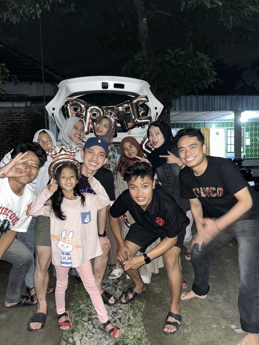 itssshz's tweet photo. ketika adik sepupu satu persatu dah mau nikah🥹🥹, kek yaampun secepat inikah kita dewasa. jadi inget dulu tidur bareng dirumah simbah paginya maem telur goreng disuapin pake tangan sama mbah🥹🥹 https://t.co/HYBZKdjFUB