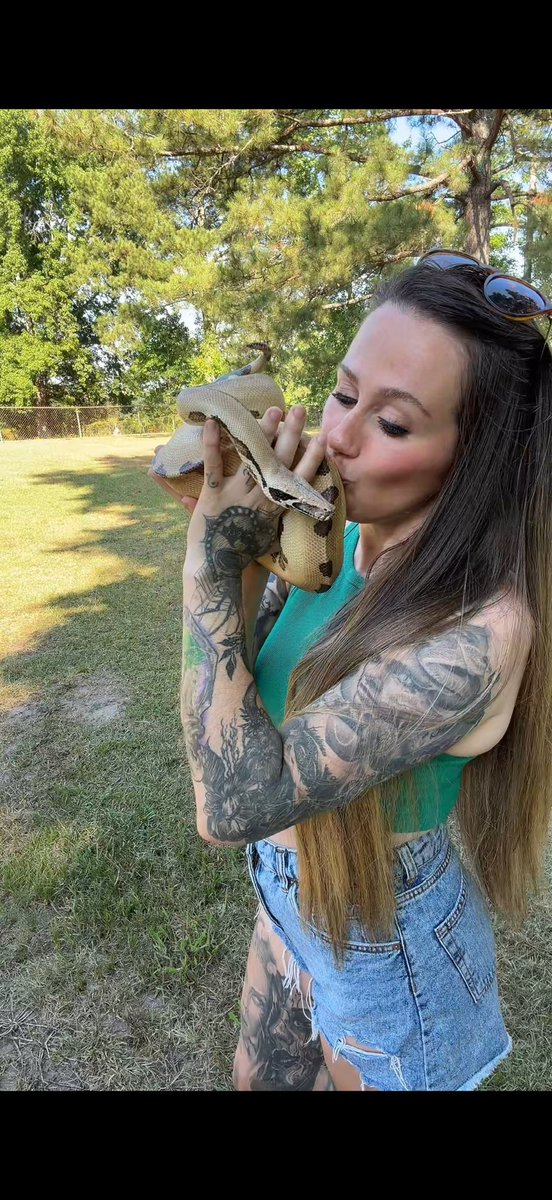 HSaygr's tweet photo. #reptiles #bloodpython #kisses #altgirl 
Proof that kissing danger is my love language. 🐍🖤 https://t.co/Oa1hogX3ek
