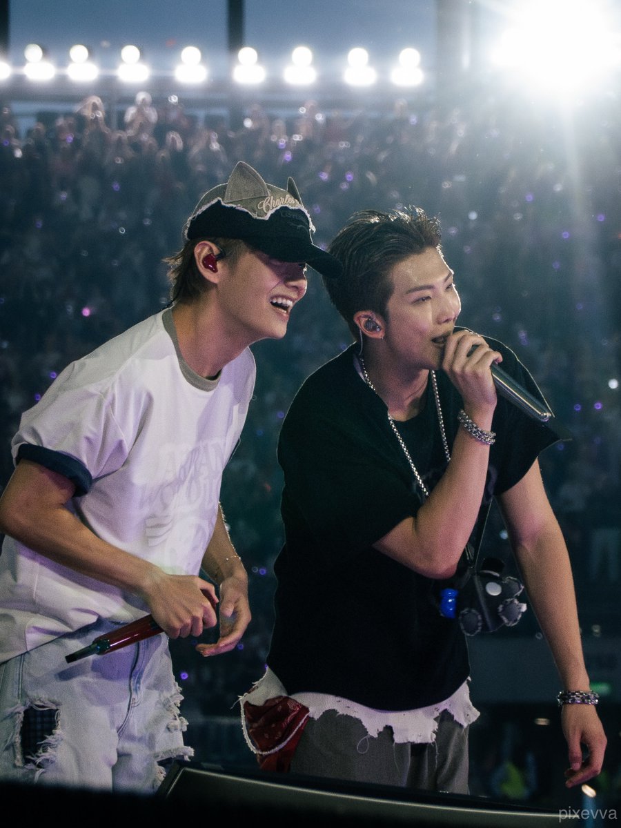 jooniefighting's tweet photo. 포토그래퍼 pixevva IG #RM &amp; #V

BTS WORLD TOUR ARIRANG in London D1
2026.07.06 https://t.co/tN5Z6gIbmf