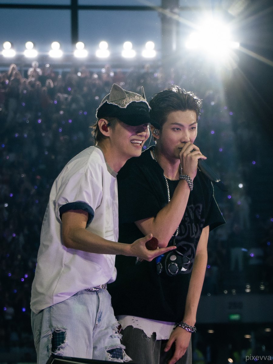 jooniefighting's tweet photo. 포토그래퍼 pixevva IG #RM &amp; #V

BTS WORLD TOUR ARIRANG in London D1
2026.07.06 https://t.co/tN5Z6gIbmf