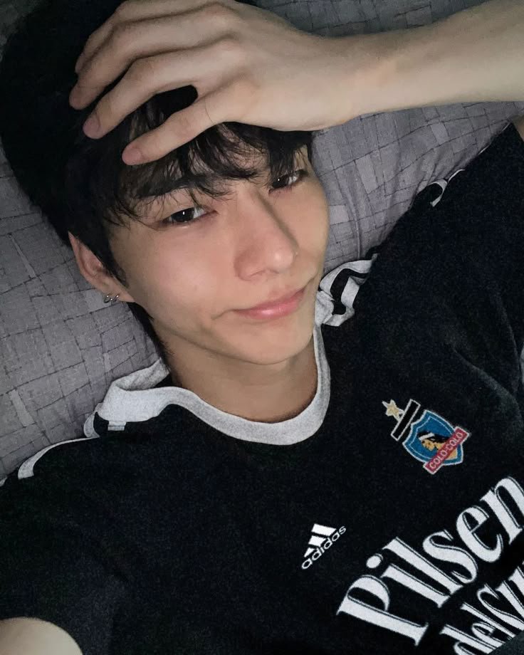 jageunbyeori's tweet photo. christian mikhaelo alias elo. posisi STYLIST, synth, dan sub-vocal.
warlok akamsi sandyakarta, ortunya artis sinetron awal 2000an yang #wokeaf, sempat tinggal di ameriki sebelum balik pas smp. punya diploma fashion biz l*salle. https://t.co/HpDV2zZ2su