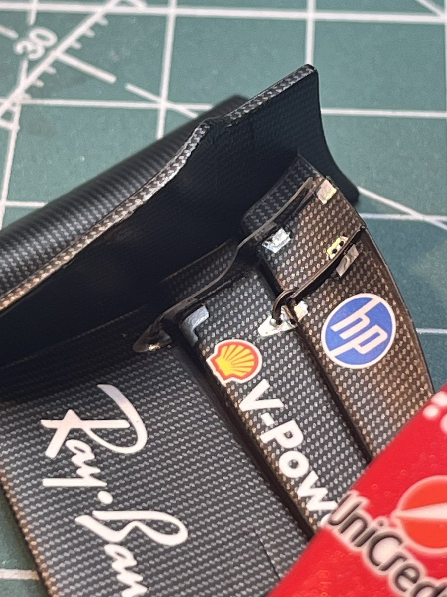 sass1120112's tweet photo. newscratch 1/20 SF26
フロントウイング完成!カーボン部分は半ツヤ、そこに貼られるステッカー類はマスキングして艶ありにしました。今年から新しくなったアクティブエアロはエッチングパーツでアクチュエーターやフラップフィンまで再現される凝りよう!newscratch恐るべし! #newscratch #finishers https://t.co/o3W8i3y8Xt