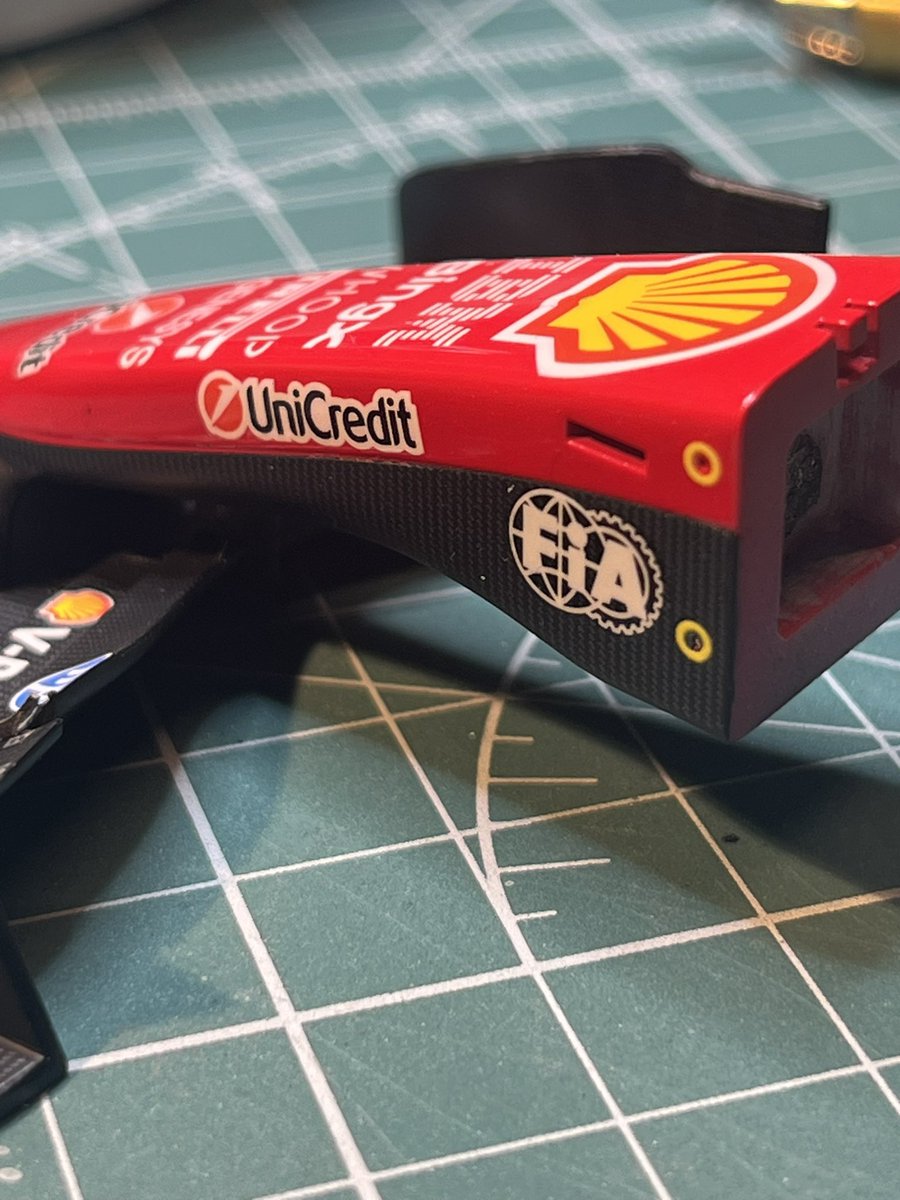 sass1120112's tweet photo. newscratch 1/20 SF26
フロントウイング完成!カーボン部分は半ツヤ、そこに貼られるステッカー類はマスキングして艶ありにしました。今年から新しくなったアクティブエアロはエッチングパーツでアクチュエーターやフラップフィンまで再現される凝りよう!newscratch恐るべし! #newscratch #finishers https://t.co/o3W8i3y8Xt