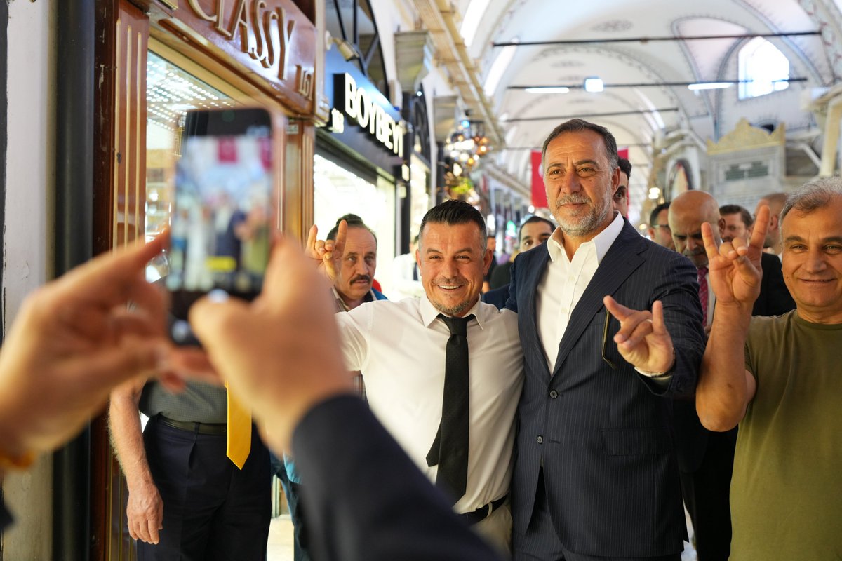 BBvolkanyilmaz's tweet photo. 1461'den bugüne, hala İstanbul ticaretinin en önemli merkezlerinden olma özelliğini koruyan ecdat yadigarı Kapalı Çarşı'da esnaflarımızla buluştuk, İstanbullu hemşehrilerimizle sohbet etme imkanı bulduk.

Yüzyıllar öncesinden, bu büyük vizyonu ortaya koyarak, bizlere zamanlar üstü eserler bırakan devlet büyüklerimizi rahmet ve minnetle andık. 

Ziyaretimiz sırasında bizlere eşlik eden Kapalı Çarşı Esnafları Derneği Başkanı Sn. Dr.Hasan Fırat ve Sn. Rezan Koç'a, bizleri büyük bir ilgi ve misafirperverlikle karşılayan Kapalı Çarşı esnafına teşekkür eder, hayırlı işler, bereketli kazançlar dilerim.